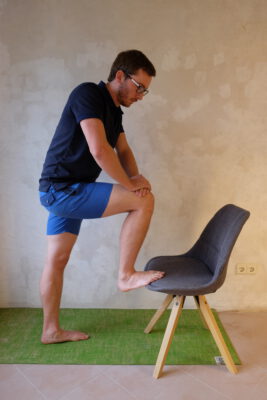 With this stretching exercise you relax the soleus muscle and can often reduce the pain